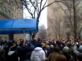 Шествие в память о погибшем студенте. Кадр видеозаписи с сайта YouTube