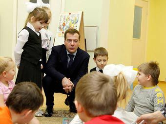 Дмитрий Медведев во время посещения детского сада. Фото пресс-службы президента России 