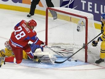 Денис Голубев проводит вторую шайбу в ворота Швеции. Фото ©AFP