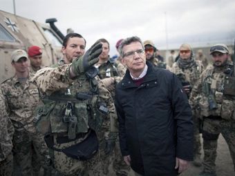 Министр обороны ФРГ Томас де Мезьер на немецкой военной базе в Кундузе. Фото ©AFP