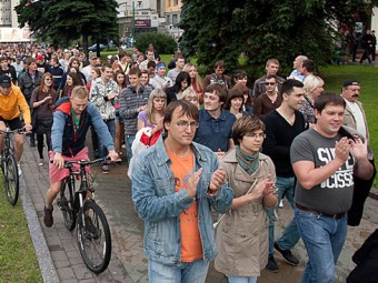 Аплодирующие минчане. Фото Антона Мотолько с одной из предыдущих акций протеста