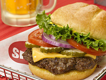 Классический смэшбургер. Фото с официальной страницы сети ресторанов Smashburger на Facebook