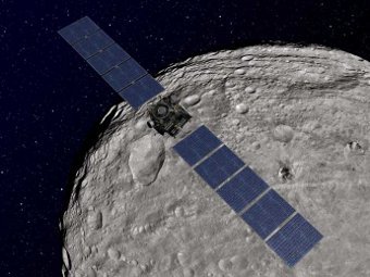 Космический аппарат на орбите вокруг астероида. Иллюстрация NASA/Dawn