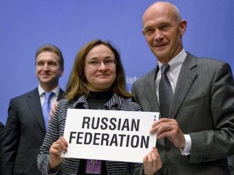 Игорь Шувалов, Эльвира Набиуллина и Паскаль Лами после подписания протокола о вступлении РФ в ВТО. Фото ©AFP