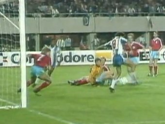 Гол Рабаха Маджера в финале Кубка европейских чемпионов - 1986/87. Кадр ролика, выложенного на сайте YouTube