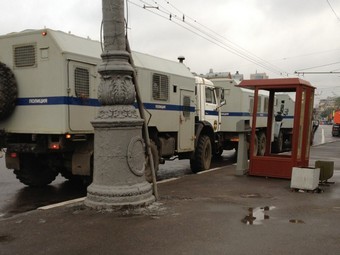 Автозаки на Кудринской площади в Москве утром 9 мая 2012 года. Фото @alyonapopova