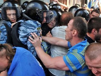 Столкновения возле "Украинского дома" в Киеве 4 июля 2012 года. Фото ©AFP