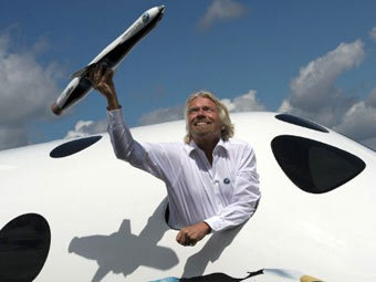 Ричард Брэнсон с копией корабля Virgin Galactic. Фото ©AFP