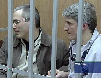 Михаил Ходорковский и Платон Лебедев в зале суда. Кадр НТВ, архив