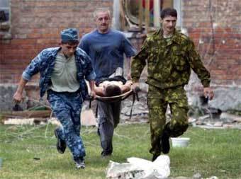 Спасатели эвакуируют раненого ребенка. Фото Reuters