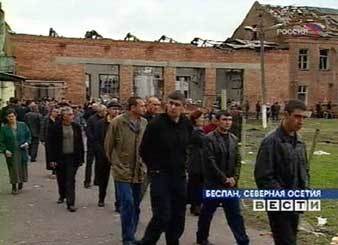 Родственники и знакомые заложников у школы номер 1 в Беслане. Съемка ТК ''Россия'', архив, 07.09.2004