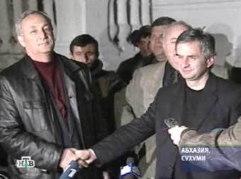 Сергей Багапш и Рауль Хаджимба. Кадр НТВ