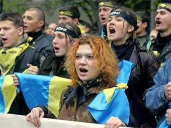 Украинское молодежное оппозиционное движение проводит митинг у здания МВД в Киеве. Фото Reuters, 29 октября 2004 года
