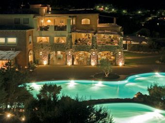 ����� Colonna Pevero. ���� � ����� www.colonnapeverohotel.it